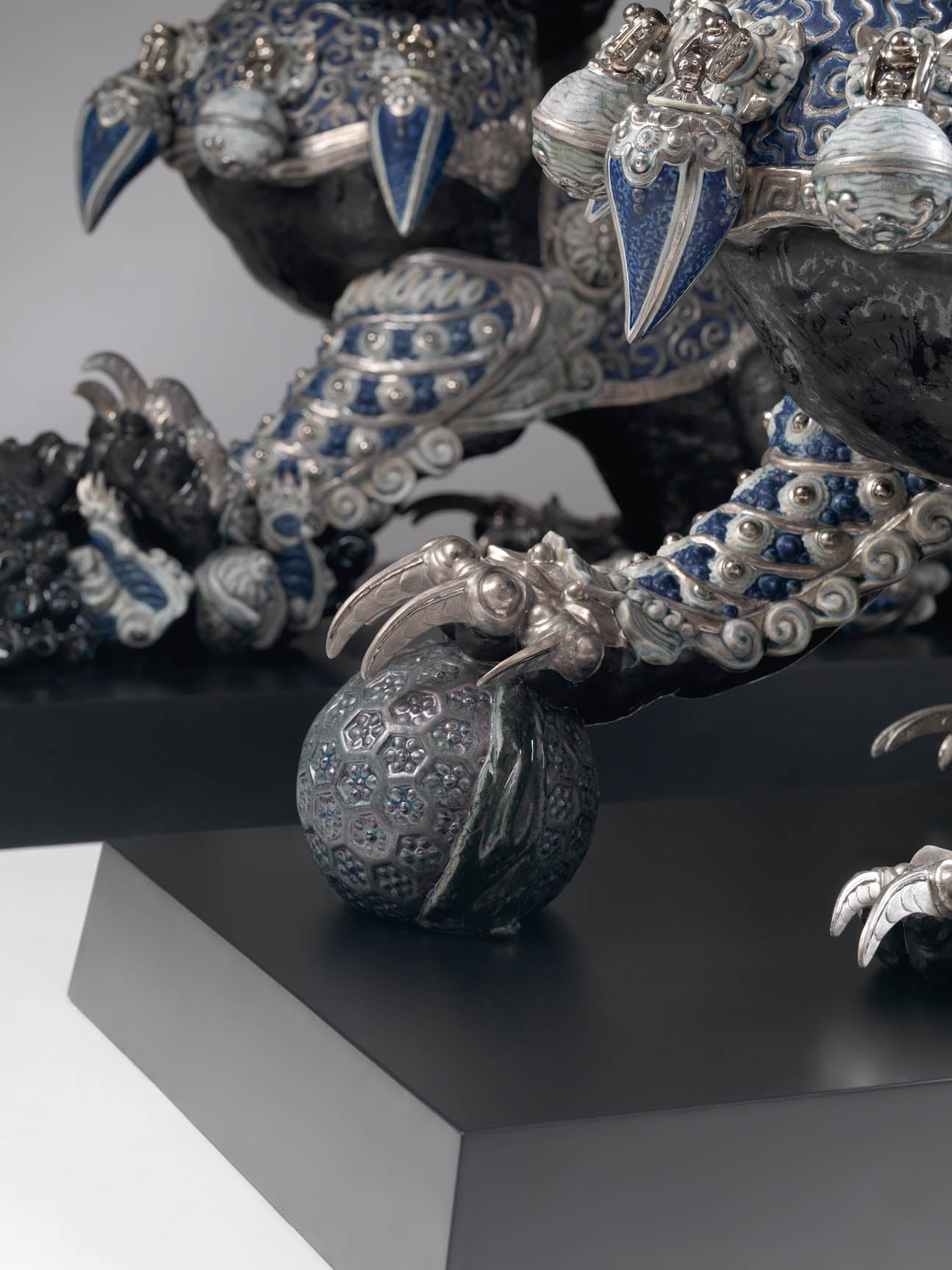 Guardian Lion (Black) by Lladró